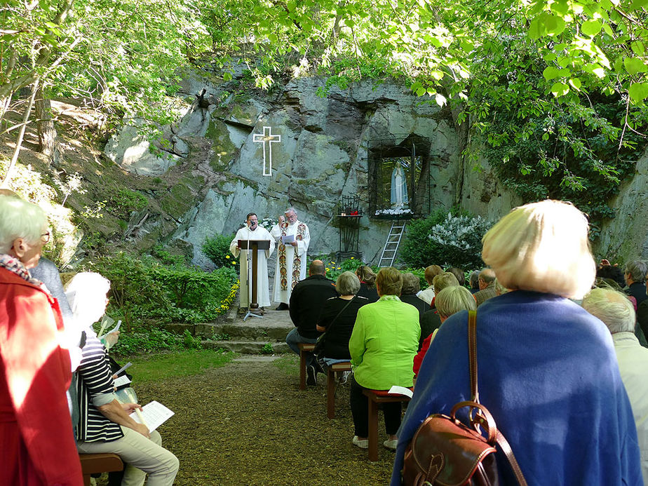 Maiandacht mit Krönung der Fatima-Madonna (Foto: Karl-Franz Thiede)